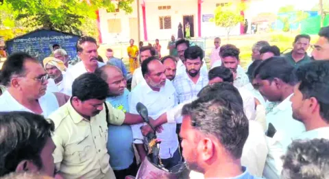 రాయకూర్‌ గ్రామసభలో గందరగోళం 