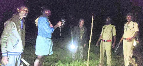 పత్తి చేనులో అమర్చిన విద్యుత్‌ తీగలు