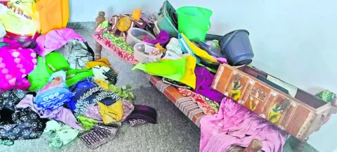 తాళం వేసిన ఇళ్లలో చోరీ