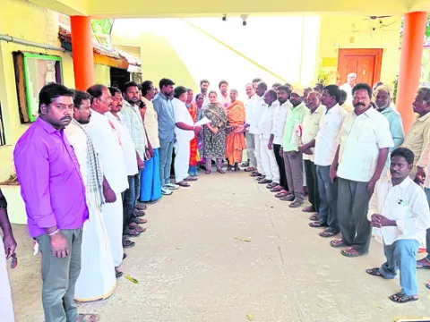 పరిహార చెల్లింపులో దాగుడుమూతలు 