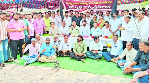 కూరగాయలు విక్రయిస్తూ పీఏసీఎస్‌ ఉద్యోగుల నిరసన 