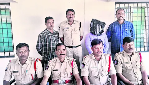 తల్లిని దూషించాడని హత్య 