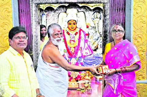 అమ్మవారికి పూజలు 