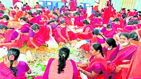 కొనసాగుతున్న మేడారం హుండీల లెక్కింపు