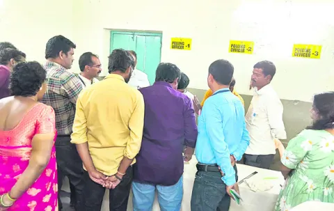 తొమ్మిదో వార్డులో 8వ వార్డు బ్యాలెట్‌ పేపర్లు