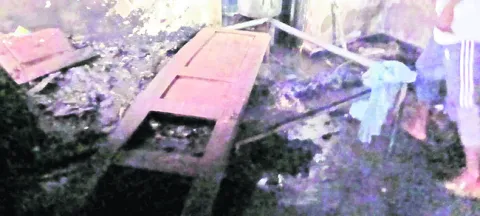 ఇల్లు దగ్ధం.. కాలిబూడిదైన నగదు, నగలు, సామగ్రి 