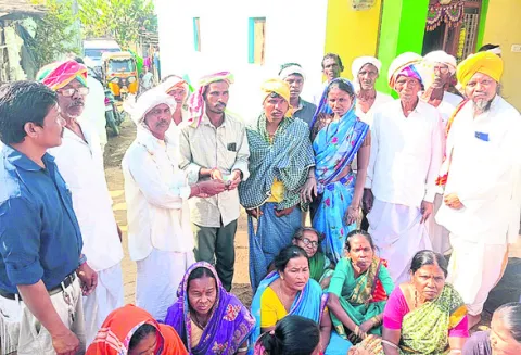 ఊరంతా ఏకమై.. ఆర్థికసాయం అందించి..