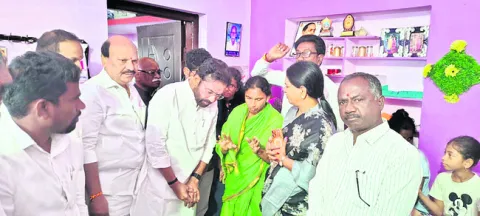 మహ దేవప్ప కుటుంబానికి కేంద్రమంత్రి పరామర్శ 
