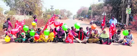 గొంతెండి.. రోడ్డెక్కి!