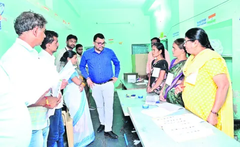 వెబ్‌కాస్టింగ్‌ ద్వారా పర్యవేక్షించిన కలెక్టర్‌ 