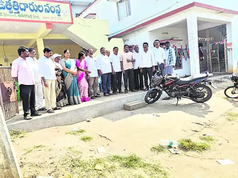 రాజకీయ కక్షతోనే కంటైనర్‌ తొలగింపు
