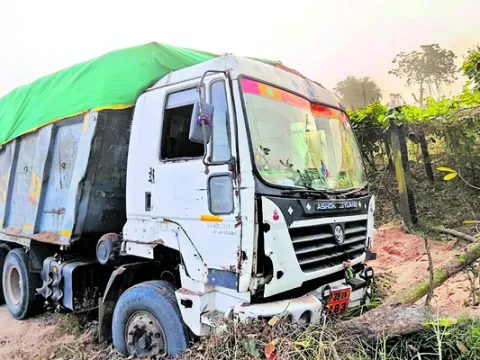 త్రుటిలో తప్పిన ప్రమాదం 