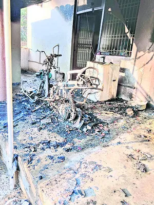 కాలిబూడిదైన  ఎలక్ట్రికల్‌ స్కూటీ 