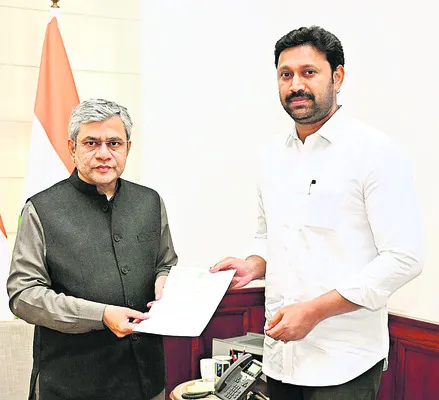 రైల్వే సమస్యలను పరిష్కరించాలి 