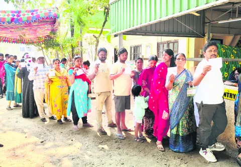 స్వల్పంగా తగ్గిన మున్సిపల్‌ పోలింగ్‌