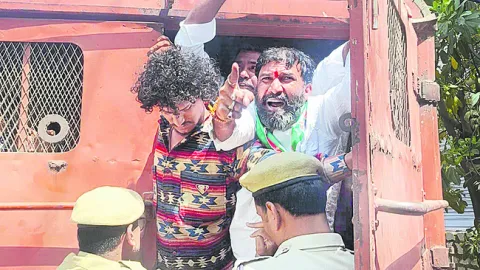 సీఎం నివాసం ముట్టడికి యత్నం 