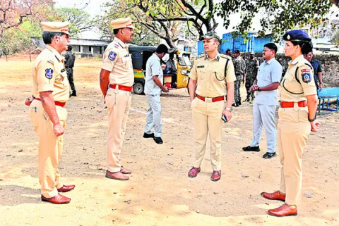 పోలింగ్‌ కేంద్రాలను  పరిశీలించిన సీపీ 