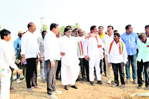 అభివృద్ధి పనుల్లో వేగం పెంచాలి