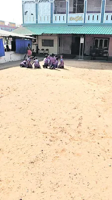 ఎల్‌కేజీ విద్యార్థులకు మోకాళ్ల శిక్ష! 