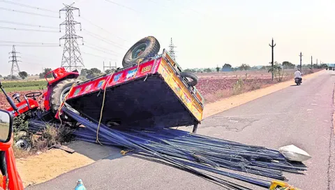 ట్రాక్టర్‌ బోల్తా..తప్పిన ప్రమాదం 