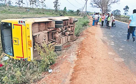 22 students injured after private school bus overturns