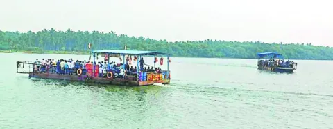 అలల పంచన.. అపాయం అంచున..