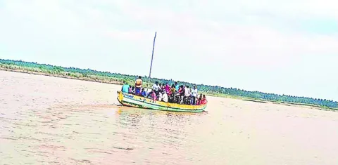 అలల పంచన.. అపాయం అంచున..