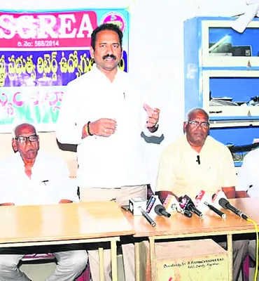 పెన్షనర్ల బకాయిలు విడుదల కోసం కృషి 