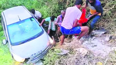 పంట కాలువలోకి దూసుకెళ్లిన కారు 