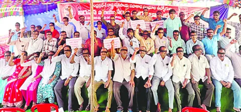 కళ్లకు గంతలు కట్టుకుని పీఏసీఎస్‌ ఉద్యోగుల నిరసన 