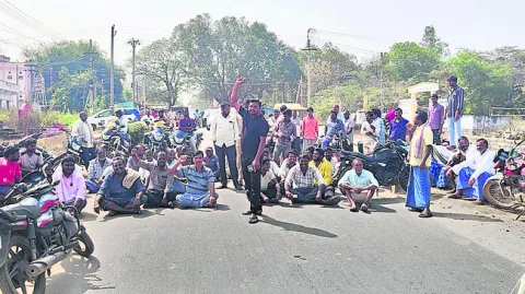 యూరియా యాప్‌  రద్దు చేయాలని రాస్తారోకో
