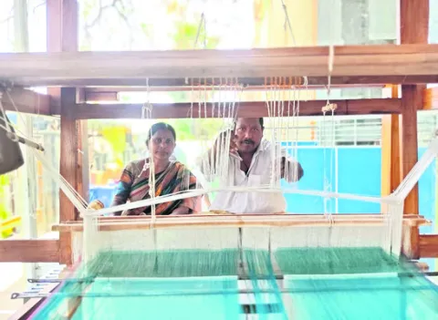 శ్రీశైల మల్లన్నకు పట్టువస్త్రాలు 