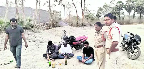 మందుబాబులను పట్టేసిన డ్రోన్‌ కెమెరా 