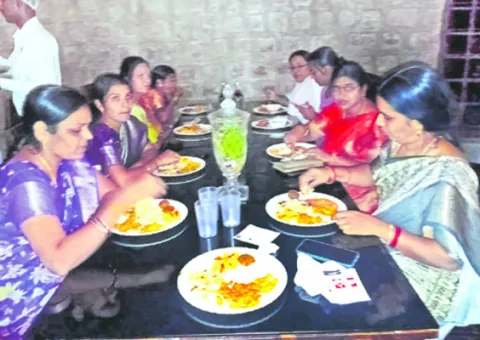 క్యాంపు పాలిట్రిక్స్‌