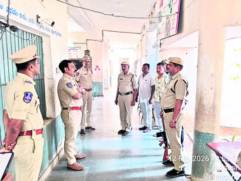 స్ట్రాంగ్‌ రూమ్‌ను పరిశీలించిన డీసీపీ