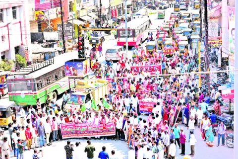 కదం తొక్కిన కార్మిక లోకం