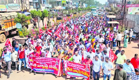 కదం తొక్కిన కార్మికలోకం