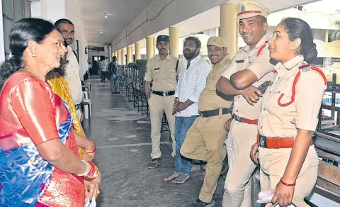 police couple on election duty sweet memory