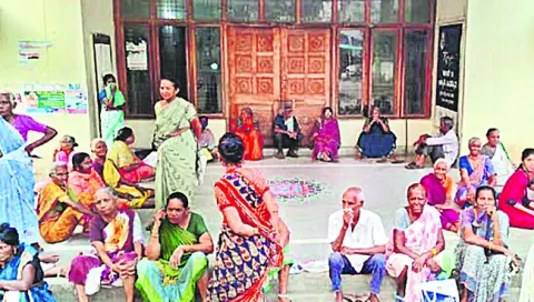 కొత్త పింఛన్లు ఇచ్చేదెన్నడో? 