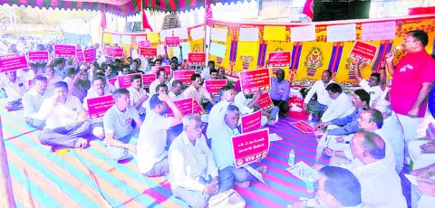 నమ్మించి మోసం చేశారు 