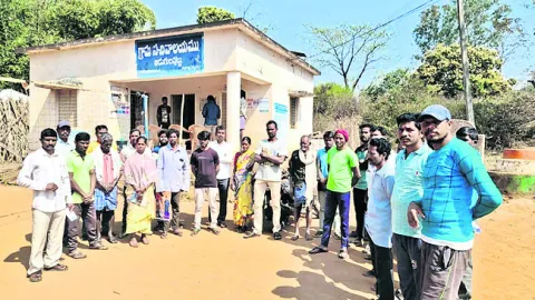 పంచాయతీ కార్యదర్శి గైర్హాజరుపై నిరసన 