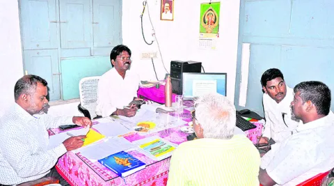 లో ఓల్టేజి సమస్యతో పనిచేయని మరమగ్గాలు 