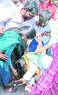 బంగారు తల్లి కాళ్లు మొక్కి.. ఆనంద భాష్పాలు