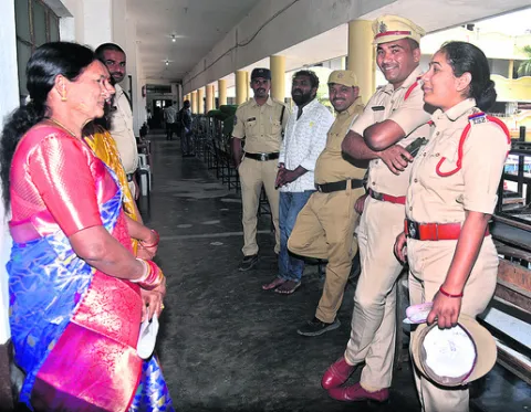  డ్యూటీలో పోలీస్‌ కపుల్స్‌ 