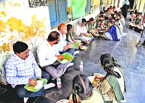 విద్యార్థుల భవిష్యత్తుతో ఆటలొద్దు 