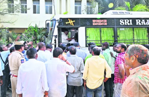 క్యాంపునకు తరలిన  కాంగ్రెస్‌ కౌన్సిలర్లు