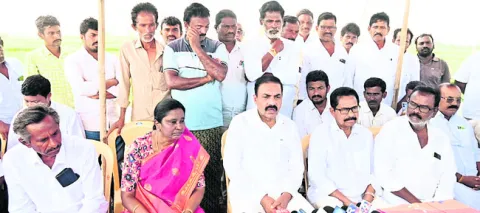 పంటలు ఎండుతున్నా పట్టని ప్రభుత్వం 