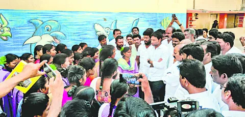 కేజీబీవీ విద్యార్థినులకు పరామర్శ 