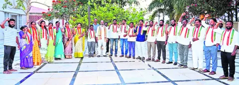 ఆధ్యాత్మిక కేంద్రంలో హస్తం హవా