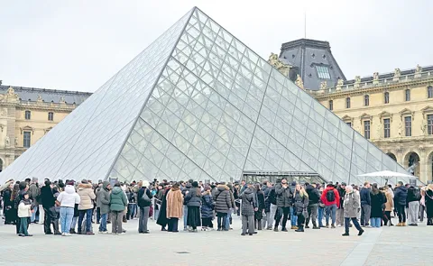 Ticket fraud at the Louvre Museum